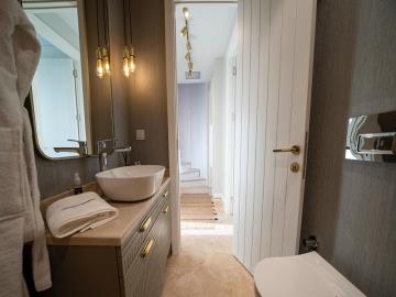 nicely-fitted-bathroom