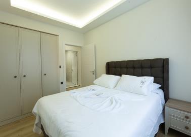 spacious-bedroom