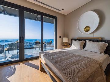 bedroom-with-access-to-balcony-with-sea-view