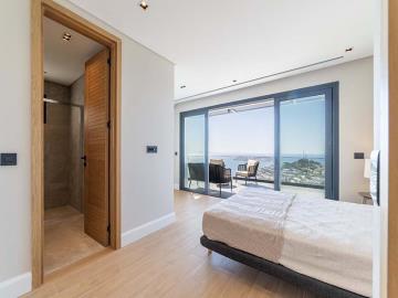 master-bedroom-with-access-to-sea-view-terrace