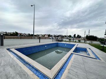 communal-pool-and-children-s-pool