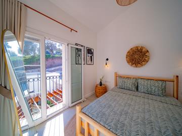 bedroom-with-lovely-balcony