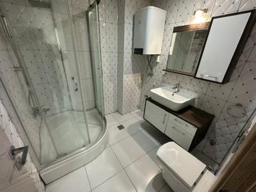 one-fully-fitted-bathroom