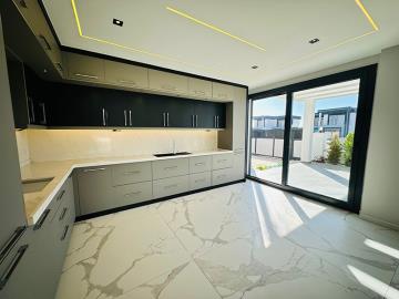 large-modern-built-in-kitchen