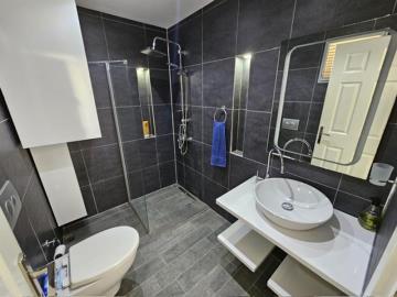 fully-tiled-en-suite