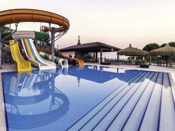 communal-pool-with-waterslides