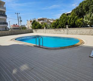 pool-with-plenty-of-sunbathing-space