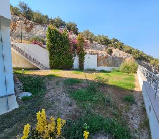 Duplex-with-side-garden