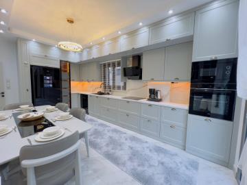 beautifully-fitted-kitchen