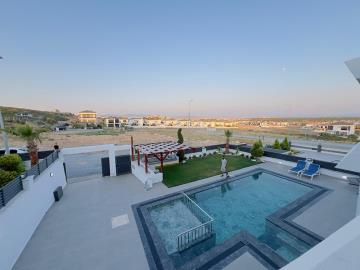 balcony-overlooking-grounds