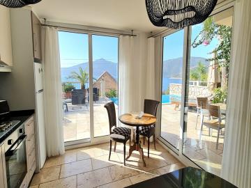 kitchen-area-with-direct-access-to-the-outside-space