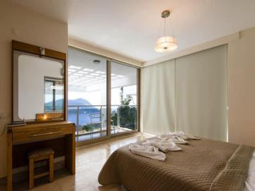 bedroom-with-private-baclony-overlooking-Kalkan