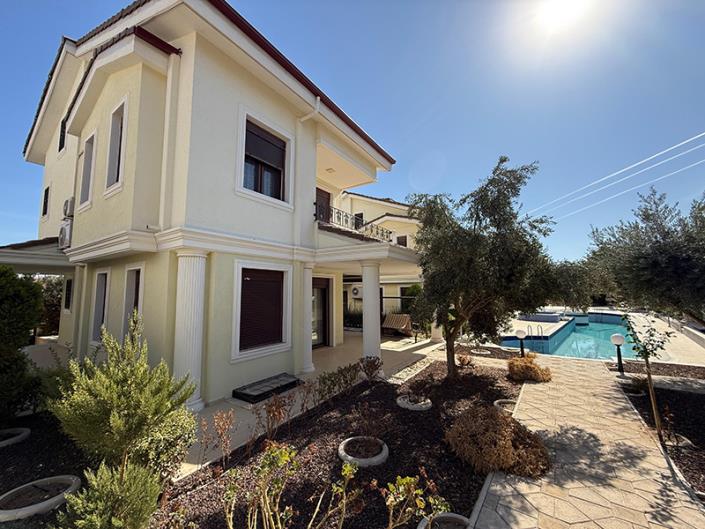 Image No.1-4 Bed Villa / Detached for sale