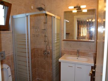 fully-fitted-en-suite-bathroom