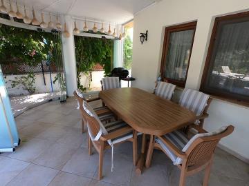 nice-dining-area-on-the-terrace