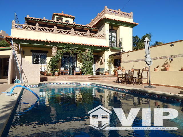 Image No.1-6 Bed Villa for sale