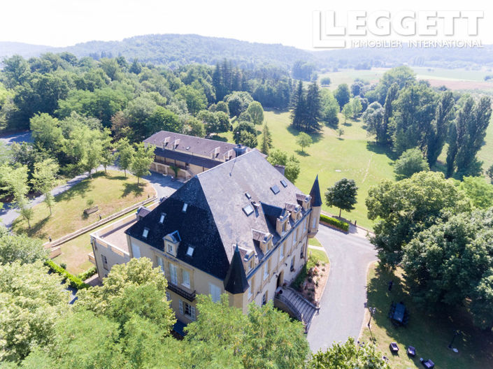 Image No.1-Châteaux de 42 chambres à vendre à Dordogne