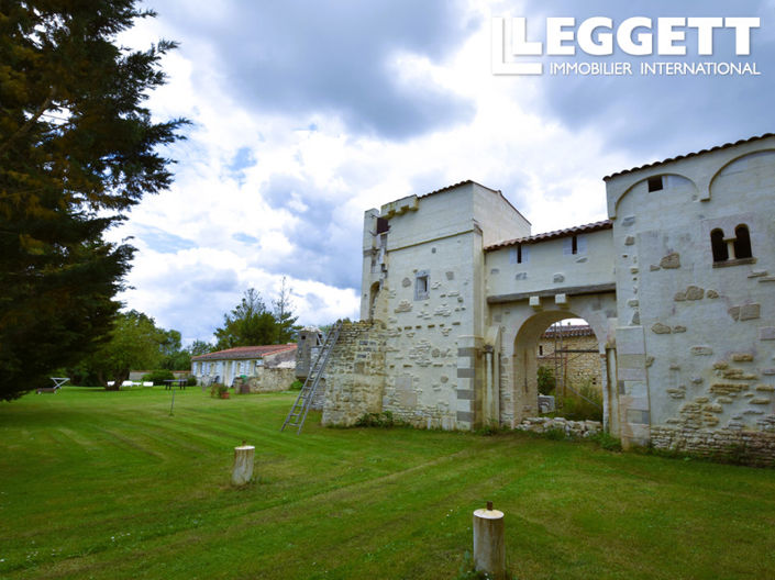 Image No.1-Châteaux de 4 chambres à vendre à Taugon