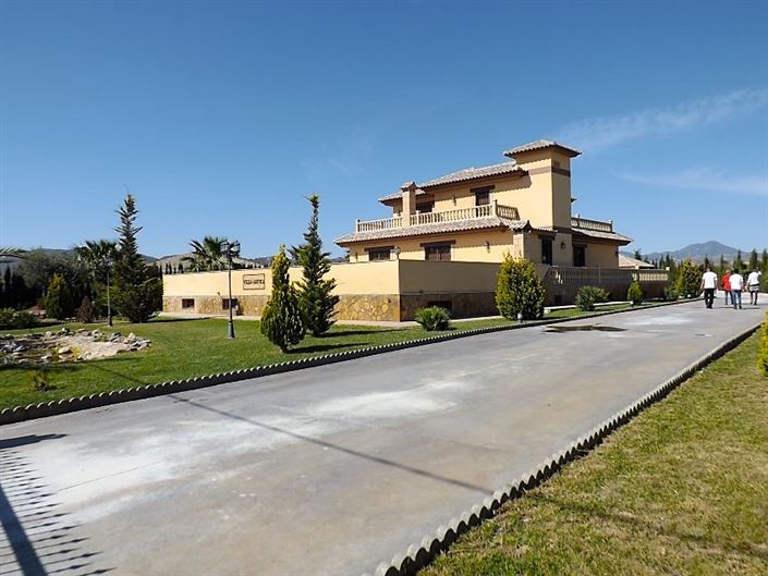 Image No.1-7 Bed Villa for sale