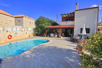 5houseandpool-1733155283