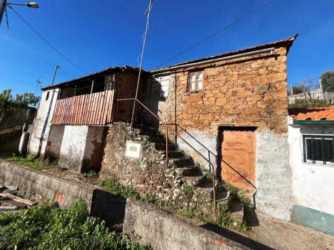 G&#243;is, Village House