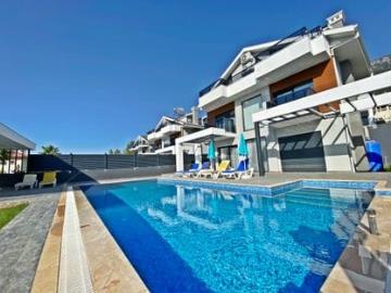 2a--Villa-and-Pool