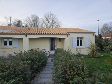 1 - Surgères, House