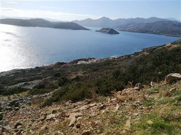 1 - Elounda, Plot