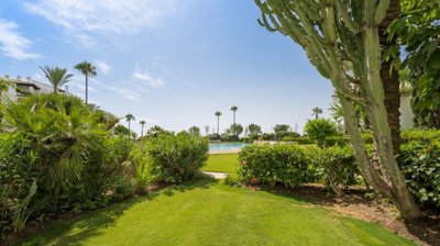 Views to Pool & Sea