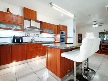 sunsure-hub-lo-santiago-villa-71-kitchen-07-s