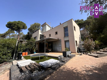 1 - Barcelona, Property