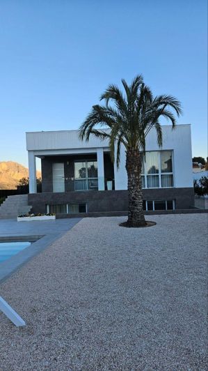 Image No.1-4 Bed Villa for sale