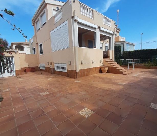 Image No.1-Villa de 5 chambres à vendre à Torrevieja