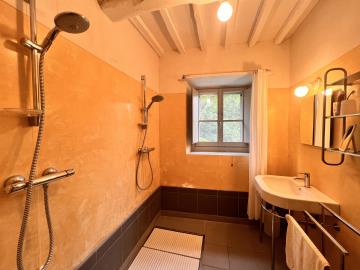 A327-14--PT-bathroom