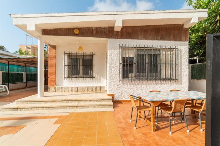 Image No.1-4 Bed Villa for sale