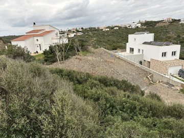 1 - Cala Llonga, Plot