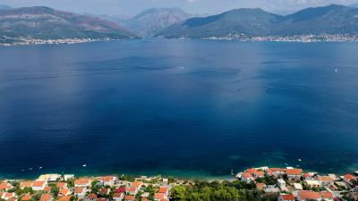 1 - Tivat, Plot