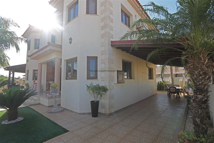 Image No.1-4 Bed Villa / Detached for sale