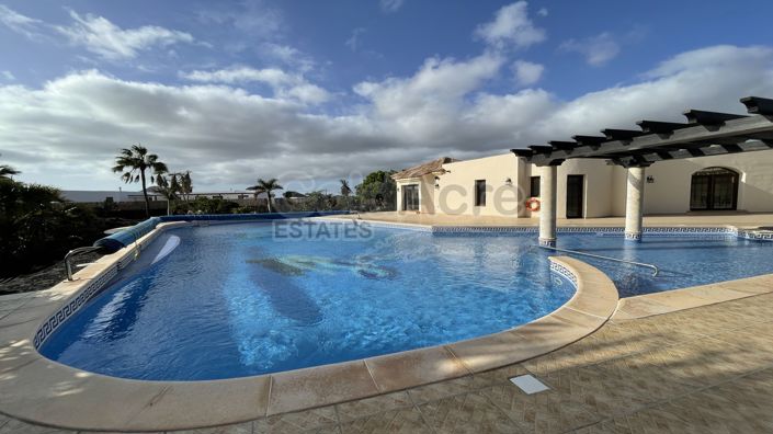 Image No.1-6 Bed Villa for sale