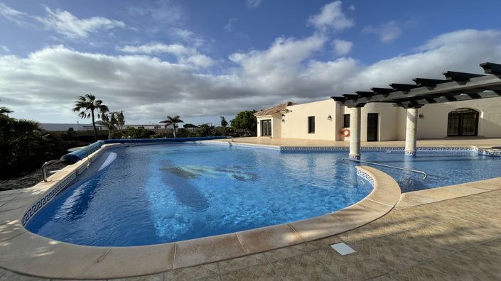 Image No.1-6 Bed Villa for sale