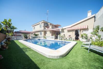 Large-Villa-for-sale-in-Urb-El-Oasis--1---Personalizado-