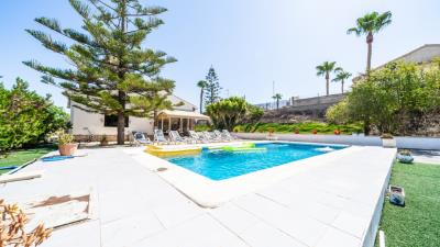 Villas-for-sale-in-La-Marina-with-private-pool--3---Portals-