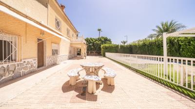 Villa-for-sale-in-La-Marina-with-private-pool--4---Portals-