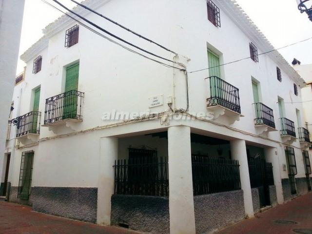 Image No.1-9 Bed Townhouse for sale