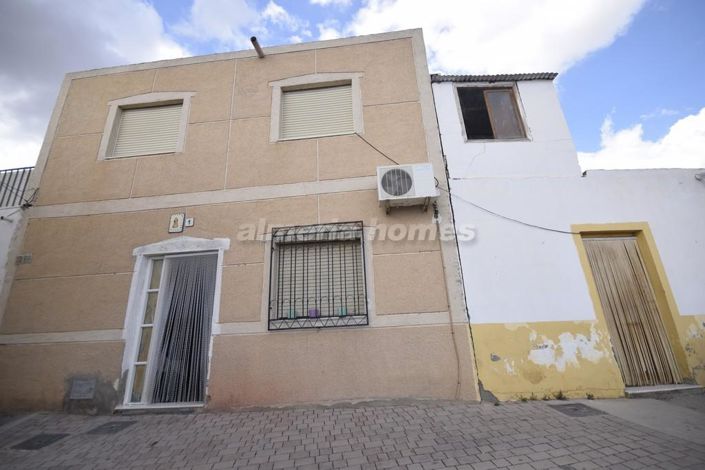 Image No.1-4 Bed Townhouse for sale