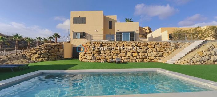 Image No.1-6 Bed Villa for sale