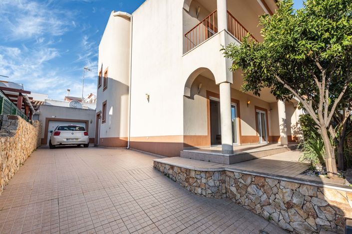 Image No.1-4 Bed Villa for sale