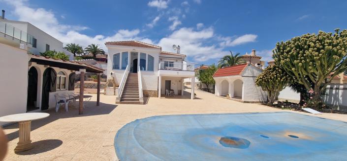 Image No.1-4 Bed Villa / Detached for sale