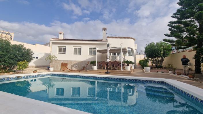 Image No.1-4 Bed Villa / Detached for sale