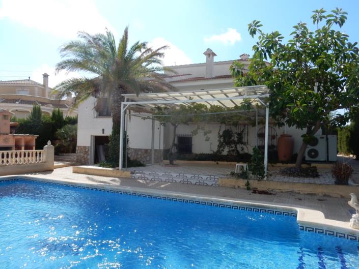 Image No.1-4 Bed Villa / Detached for sale